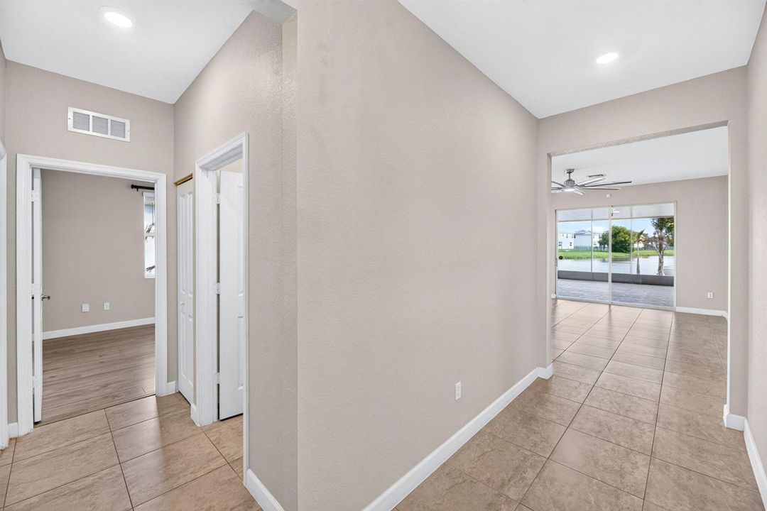 21-web-or-mls-Foyer