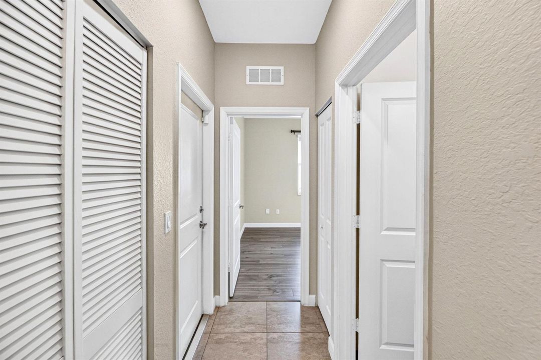 52-web-or-mls-Hallway