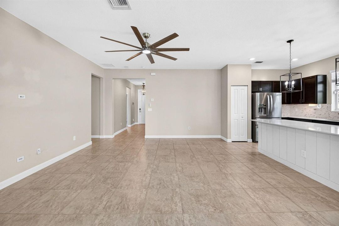31-web-or-mls-Living room 4