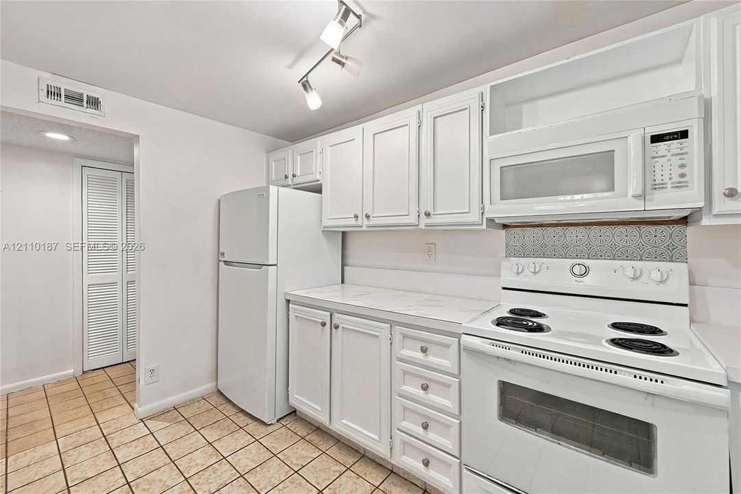 В аренду: $1,850 (2 спален, 2 ванн, 1085 Квадратных фут)