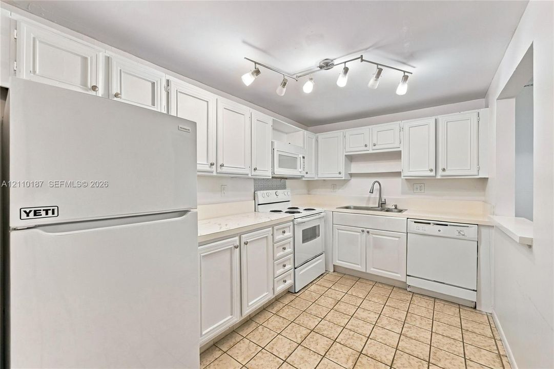В аренду: $1,850 (2 спален, 2 ванн, 1085 Квадратных фут)