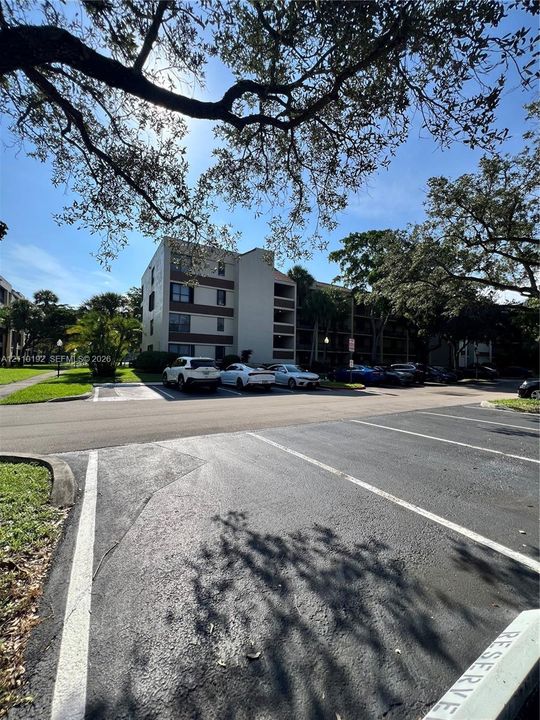 For Rent: $2,300 (2 beds, 2 baths, 979 Square Feet)