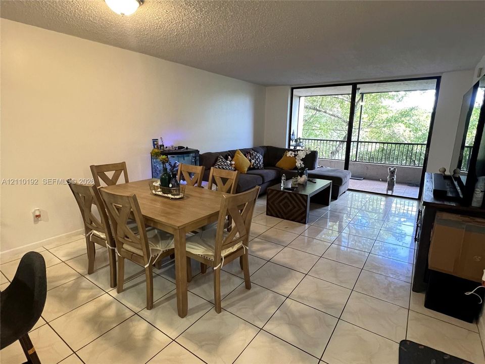 For Rent: $2,300 (2 beds, 2 baths, 979 Square Feet)