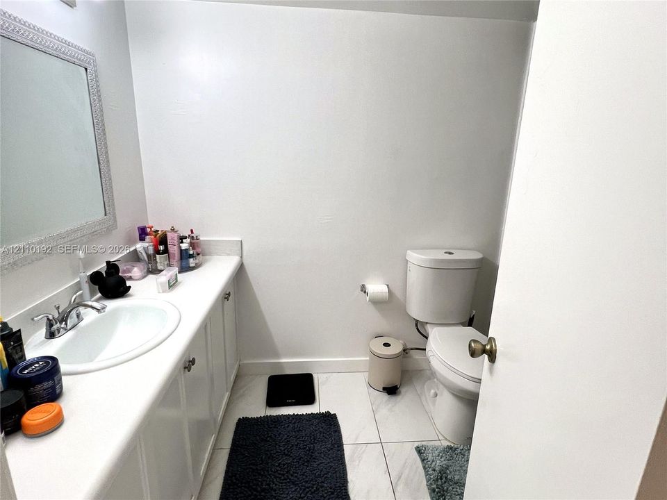 For Rent: $2,300 (2 beds, 2 baths, 979 Square Feet)