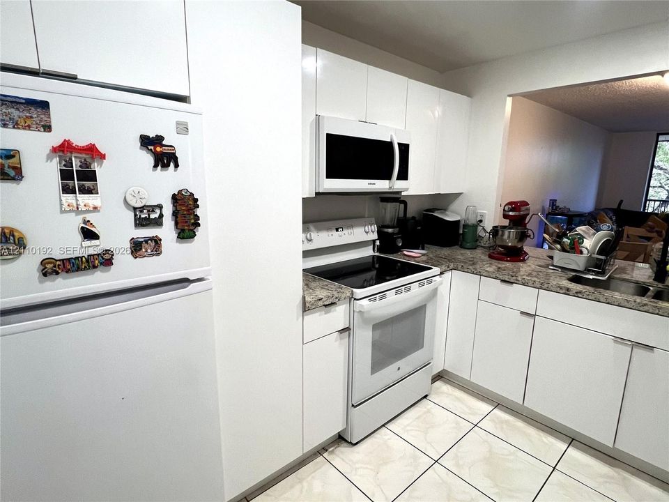 For Rent: $2,300 (2 beds, 2 baths, 979 Square Feet)