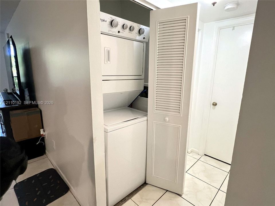 For Rent: $2,300 (2 beds, 2 baths, 979 Square Feet)