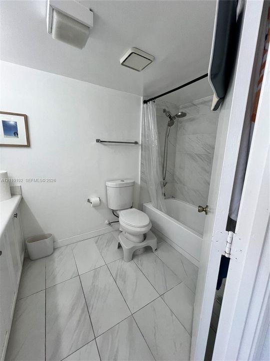 For Rent: $2,300 (2 beds, 2 baths, 979 Square Feet)