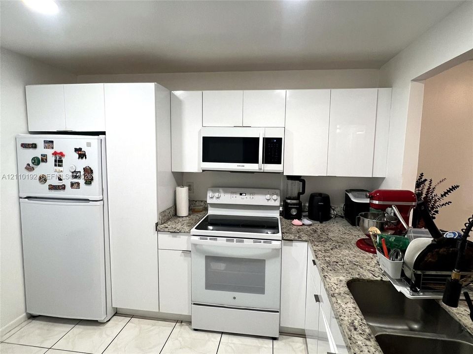 For Rent: $2,300 (2 beds, 2 baths, 979 Square Feet)