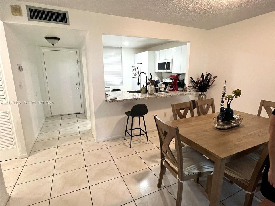 For Rent: $2,300 (2 beds, 2 baths, 979 Square Feet)
