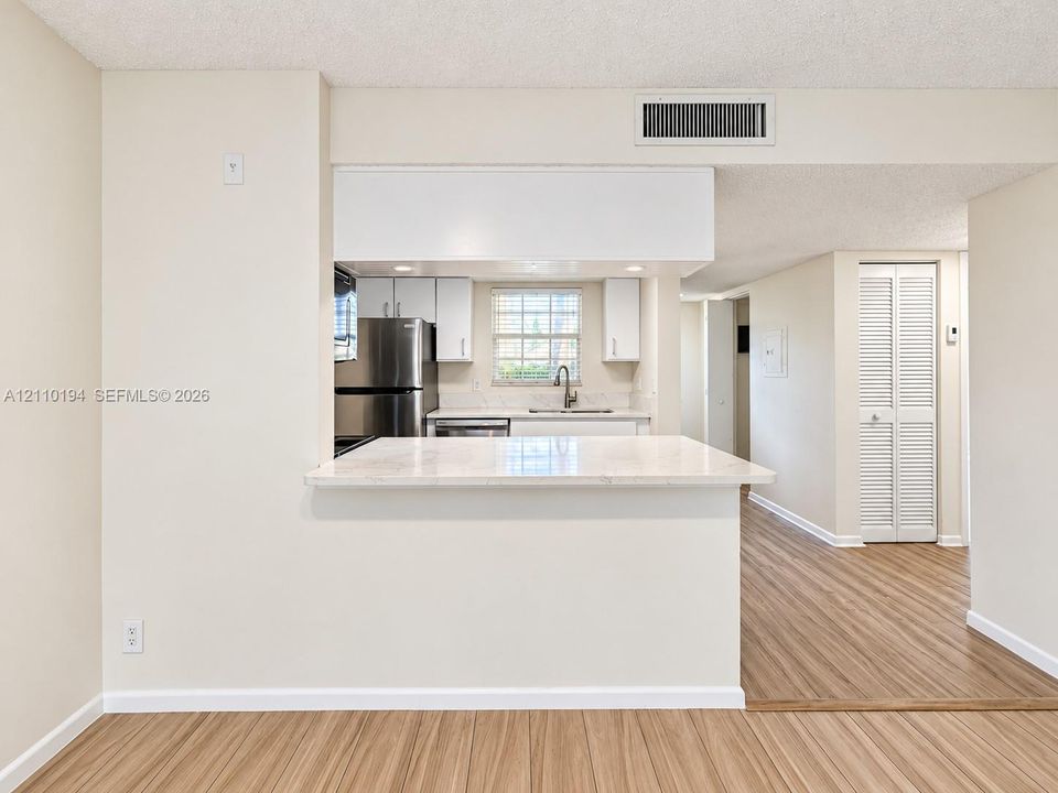 For Rent: $2,400 (2 beds, 2 baths, 981 Square Feet)