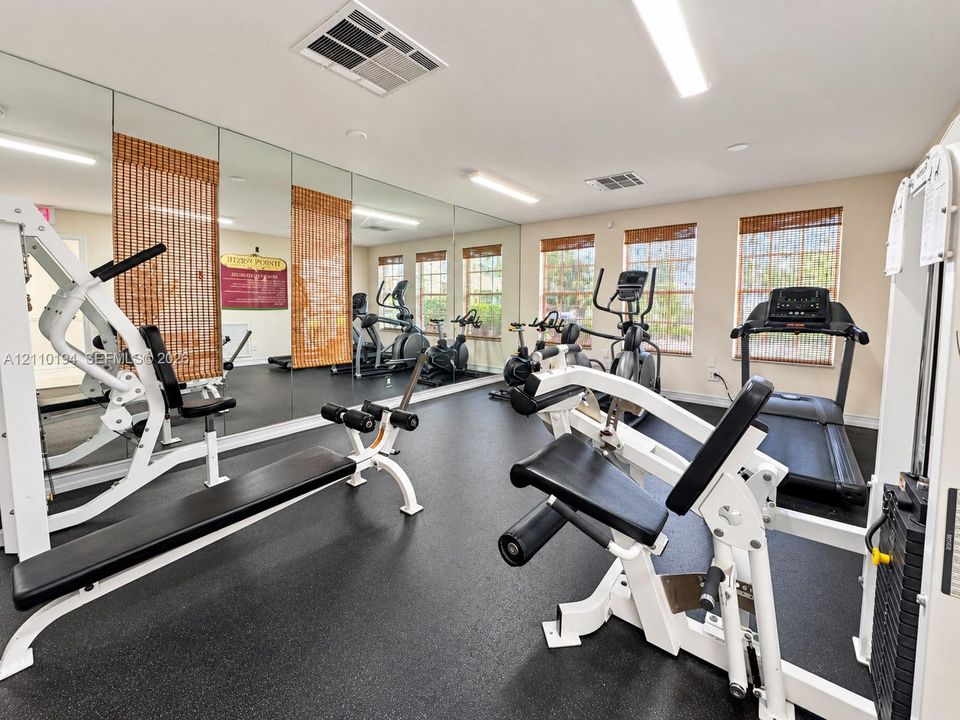For Rent: $2,400 (2 beds, 2 baths, 981 Square Feet)