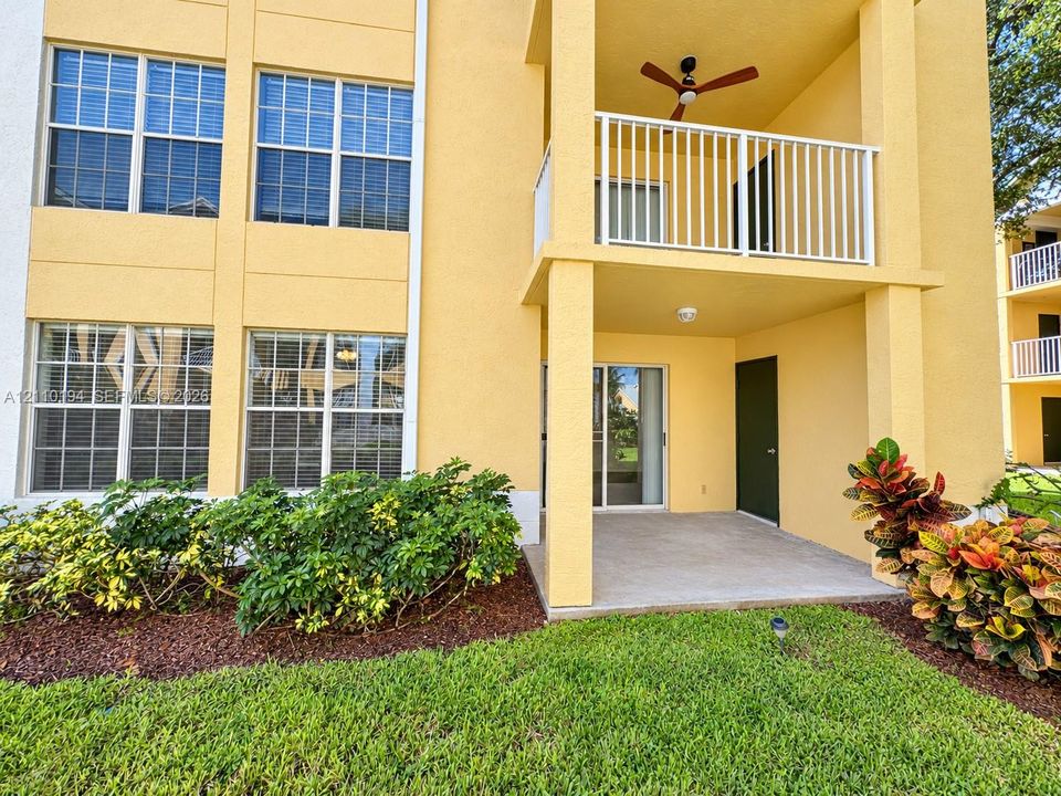 For Rent: $2,400 (2 beds, 2 baths, 981 Square Feet)