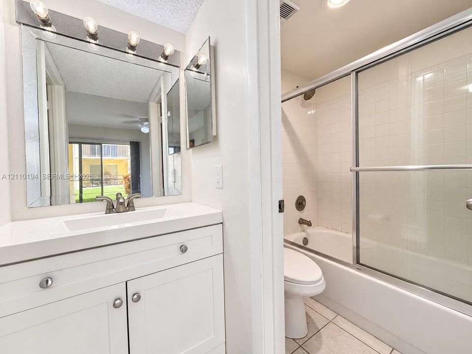 For Rent: $2,400 (2 beds, 2 baths, 981 Square Feet)