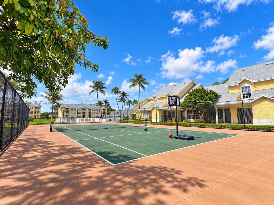 For Rent: $2,400 (2 beds, 2 baths, 981 Square Feet)