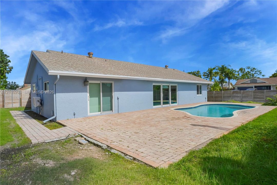 En Venta: $615,000 (3 camas, 2 baños, 1607 Pies cuadrados)
