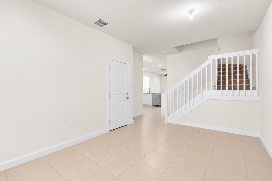 Vacant Modern Open-Plan DR INTERIOR 3