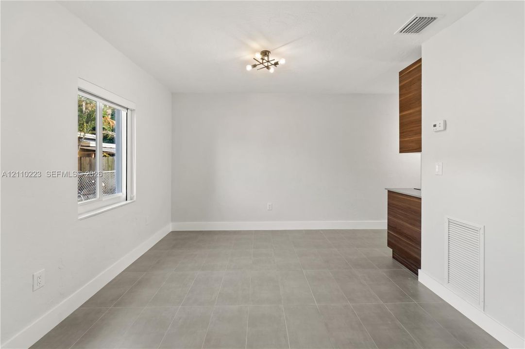 For Rent: $2,500 (2 beds, 1 baths, 725 Square Feet)