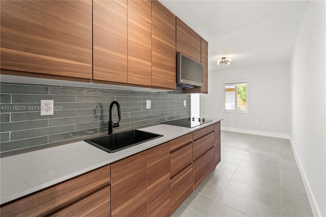 For Rent: $2,500 (2 beds, 1 baths, 725 Square Feet)