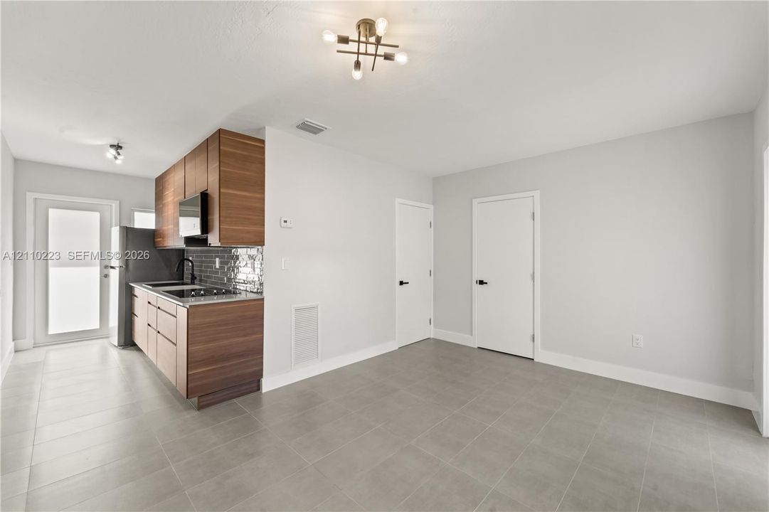 For Rent: $2,500 (2 beds, 1 baths, 725 Square Feet)