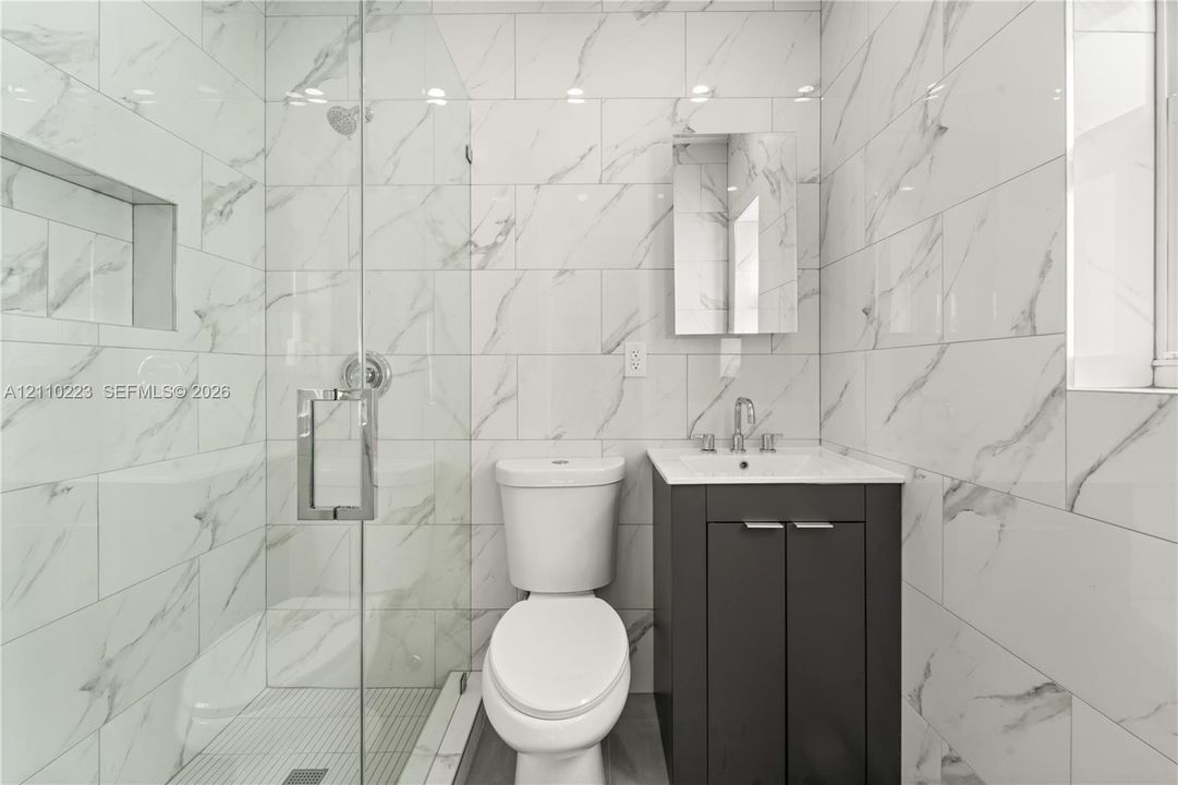 For Rent: $2,500 (2 beds, 1 baths, 725 Square Feet)