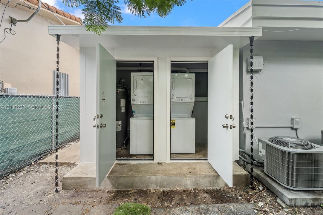 For Rent: $2,500 (2 beds, 1 baths, 725 Square Feet)