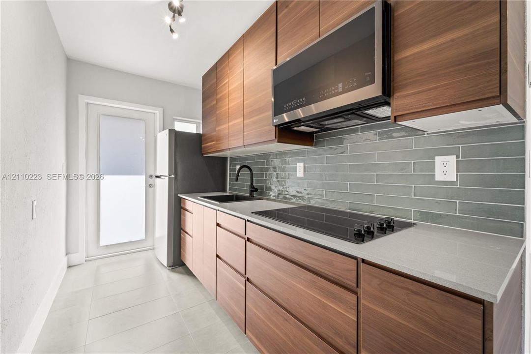 For Rent: $2,500 (2 beds, 1 baths, 725 Square Feet)