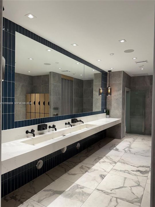 出租: $3,200 (1 贝兹, 1 浴室, 846 平方英尺)