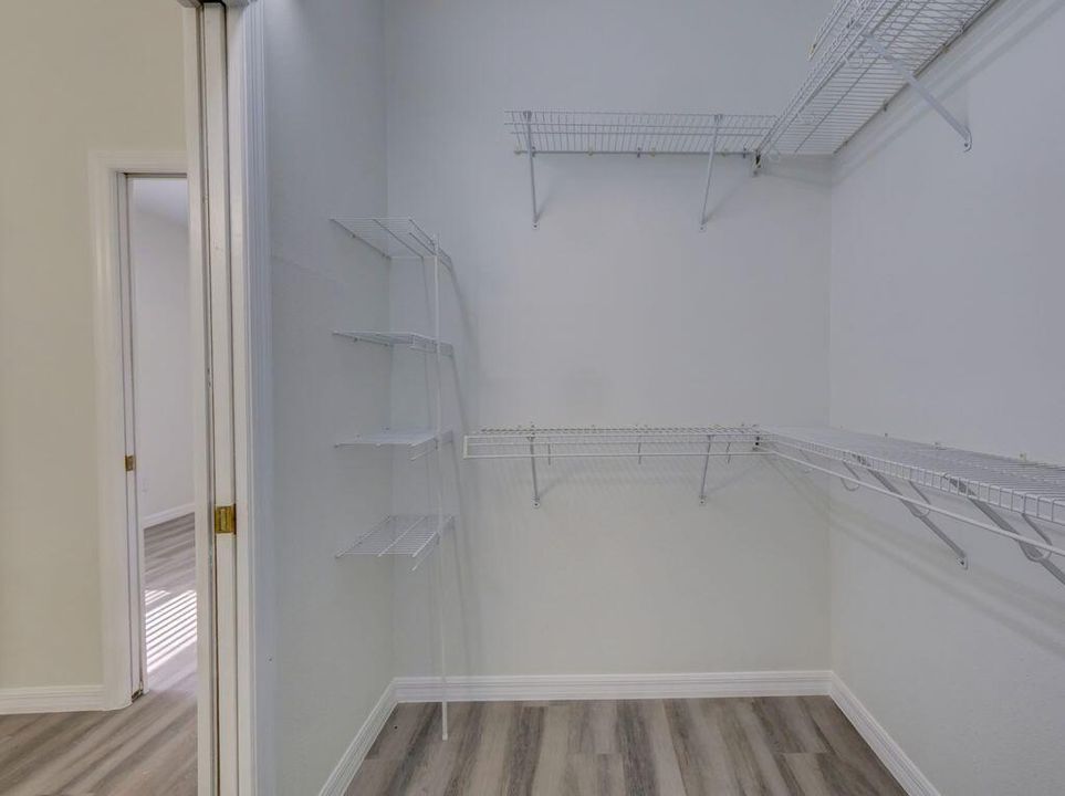 9013 Heathland walk-in-closet