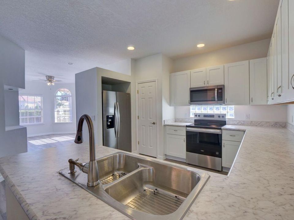 9013 Heathland eat-in-kitchen-table