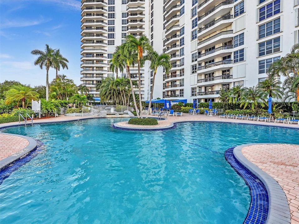 Stunning Waterfront Pool Overlooking the Intracoastal and Marina