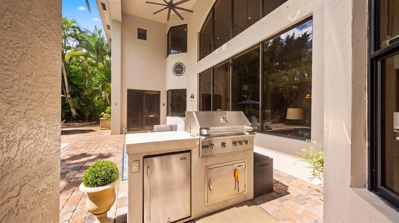 47-10586 Versailles Blvd