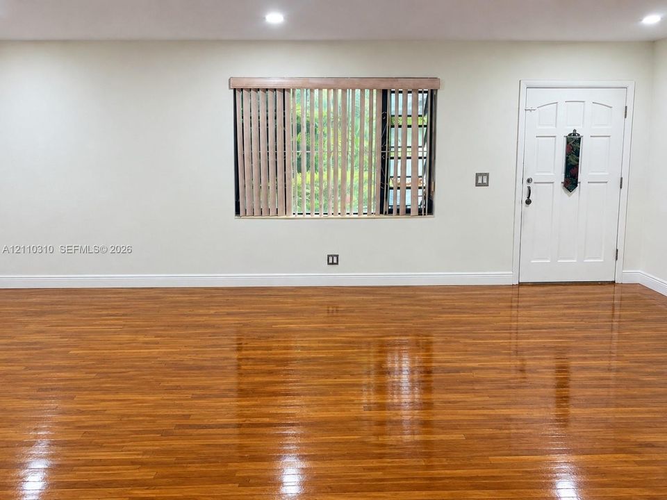 For Rent: $2,600 (2 beds, 1 baths, 1881 Square Feet)