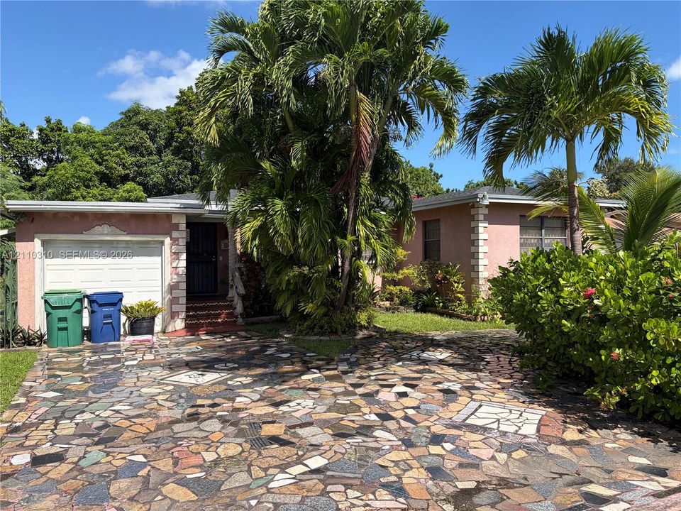 For Rent: $2,600 (2 beds, 1 baths, 1881 Square Feet)