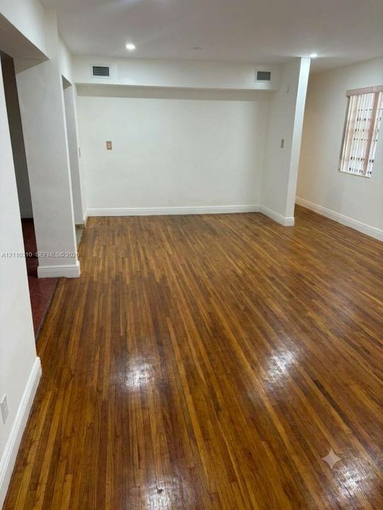 For Rent: $2,600 (2 beds, 1 baths, 1881 Square Feet)