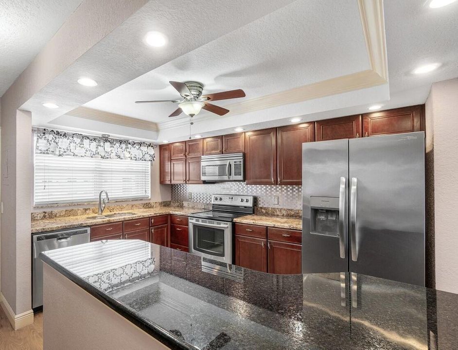 2_Kitchen_island_with_additional_counter
