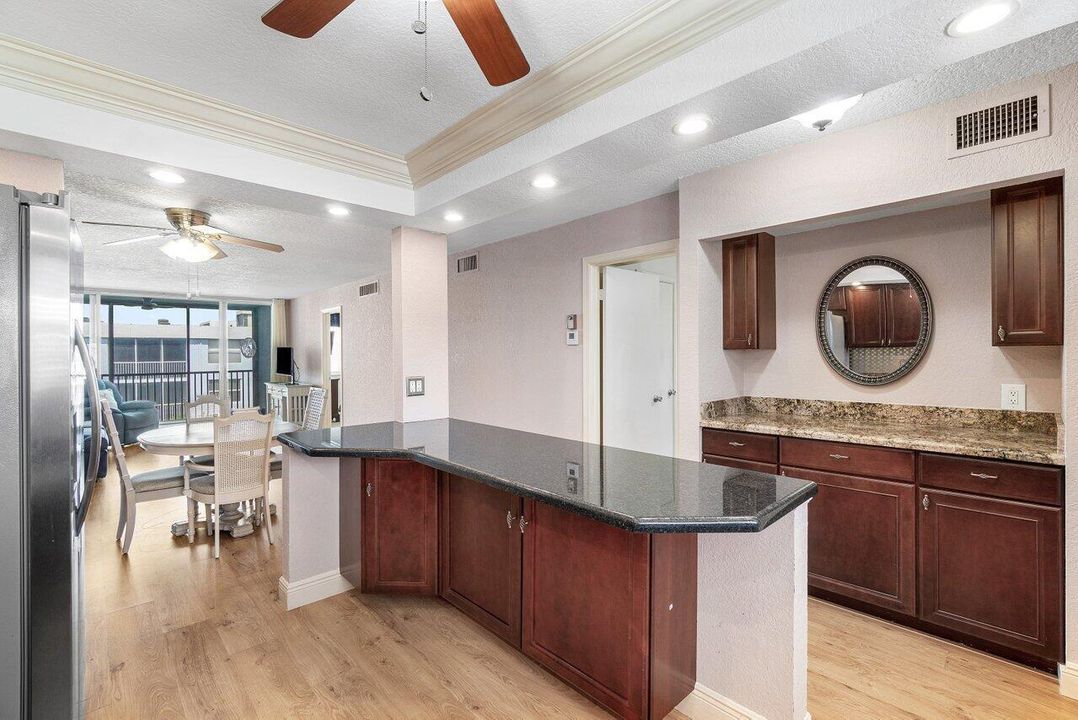 6_Dry_bar_has_additional_cabinets