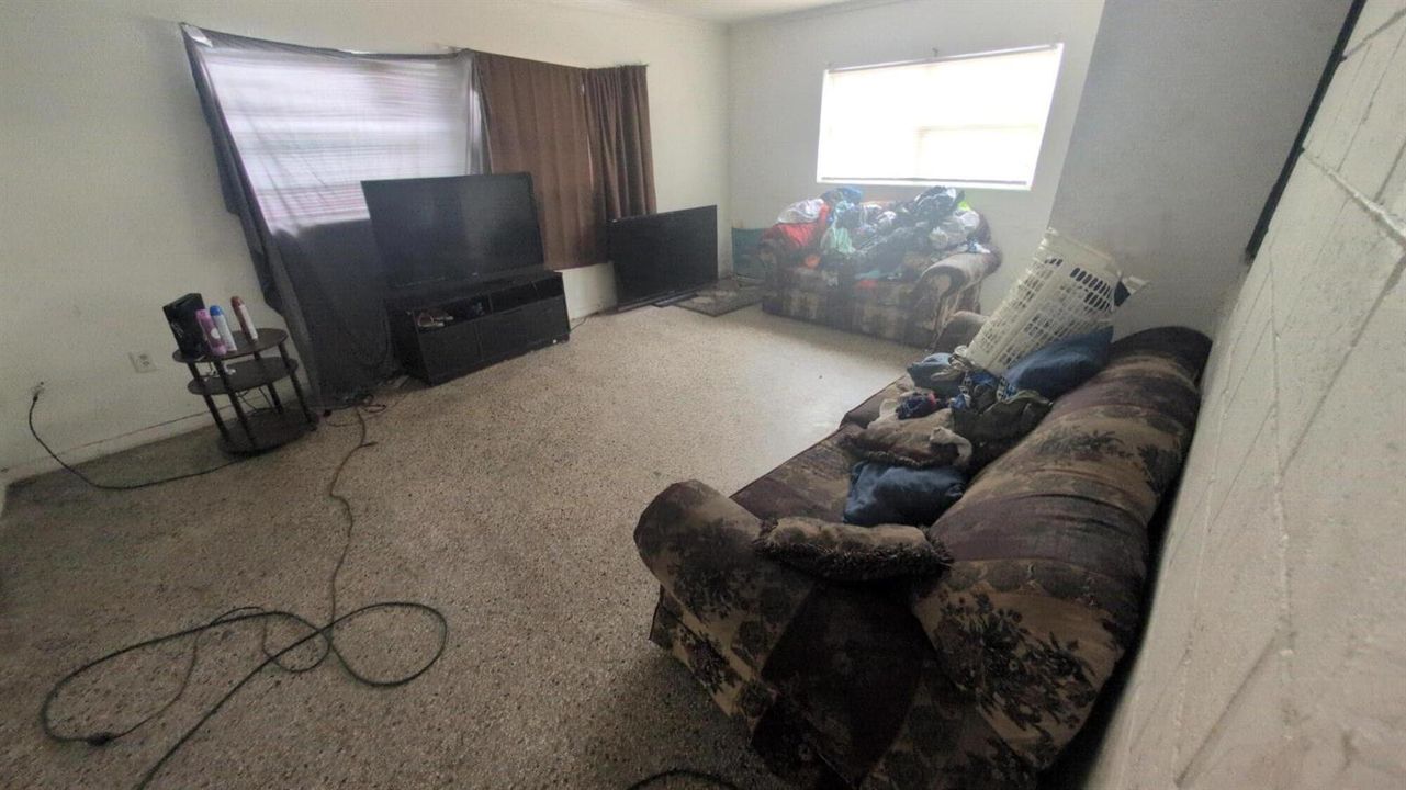 Unit B Vacant (2/1)