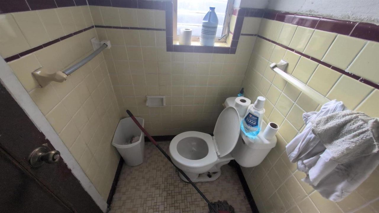 Unit B Vacant (2/1)