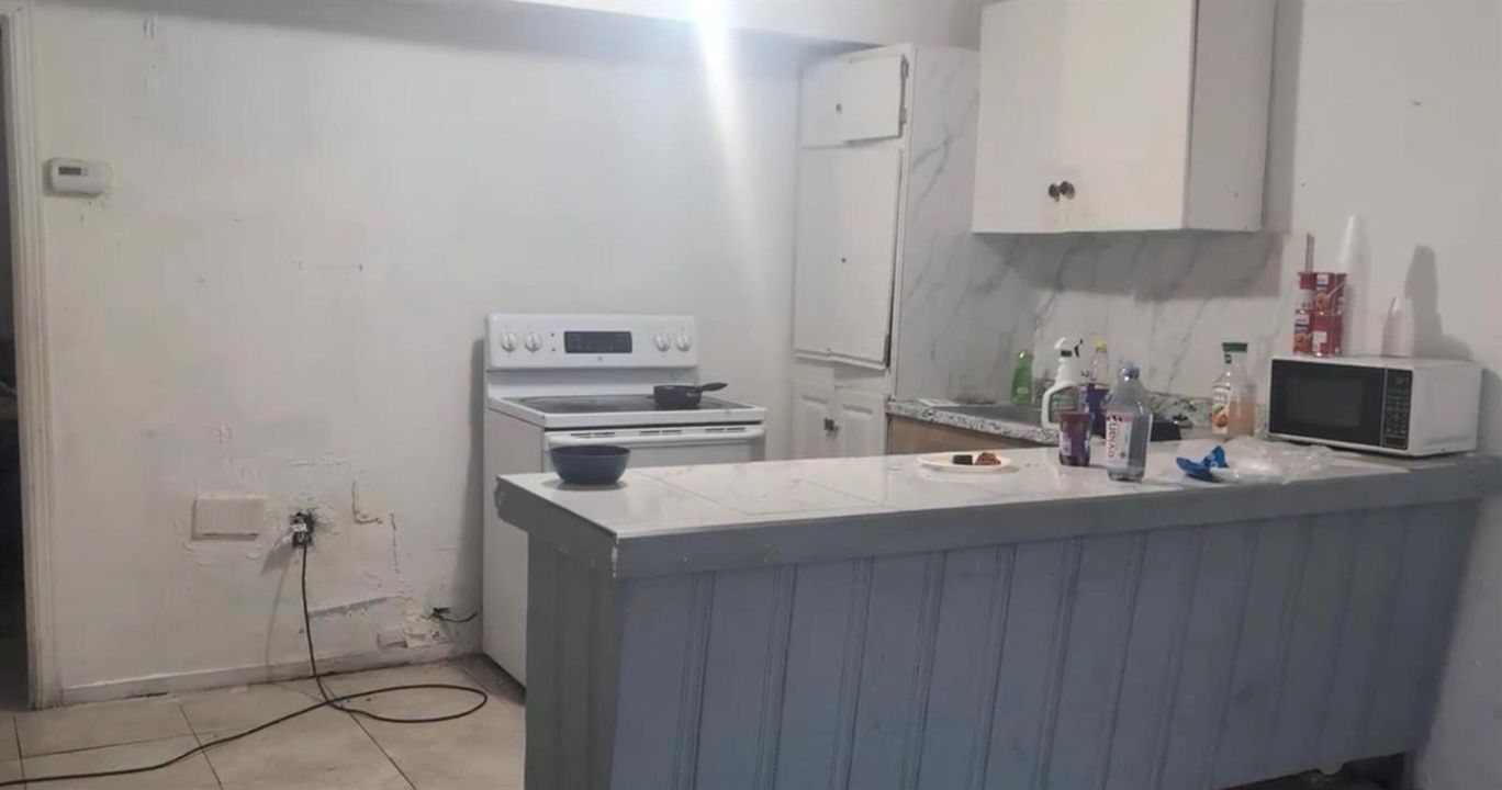 Unit B Vacant (2/1)