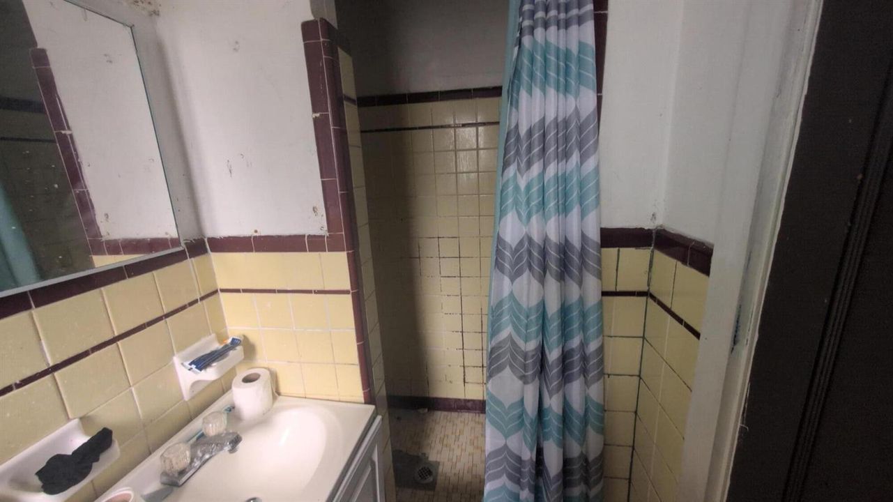 Unit B Vacant (2/1)