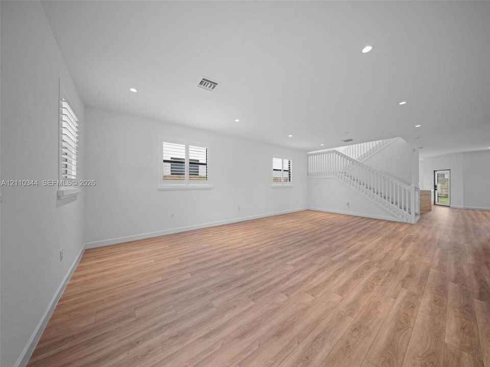 For Rent: $3,999 (5 beds, 3 baths, 3252 Square Feet)