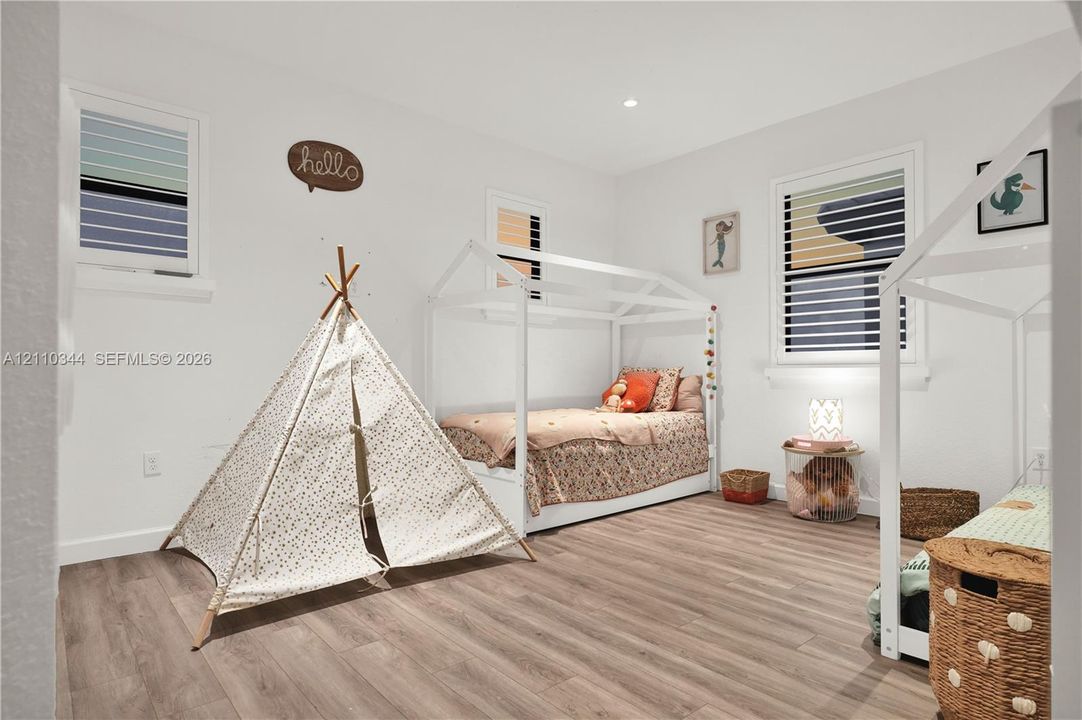 For Rent: $3,999 (5 beds, 3 baths, 3252 Square Feet)