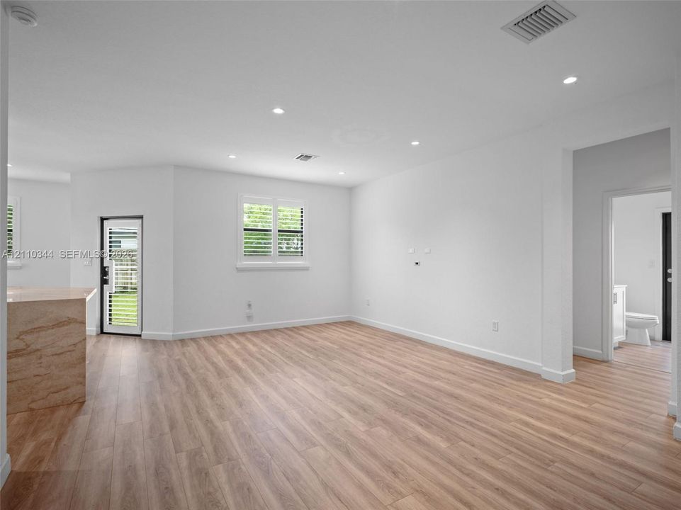 For Rent: $3,999 (5 beds, 3 baths, 3252 Square Feet)
