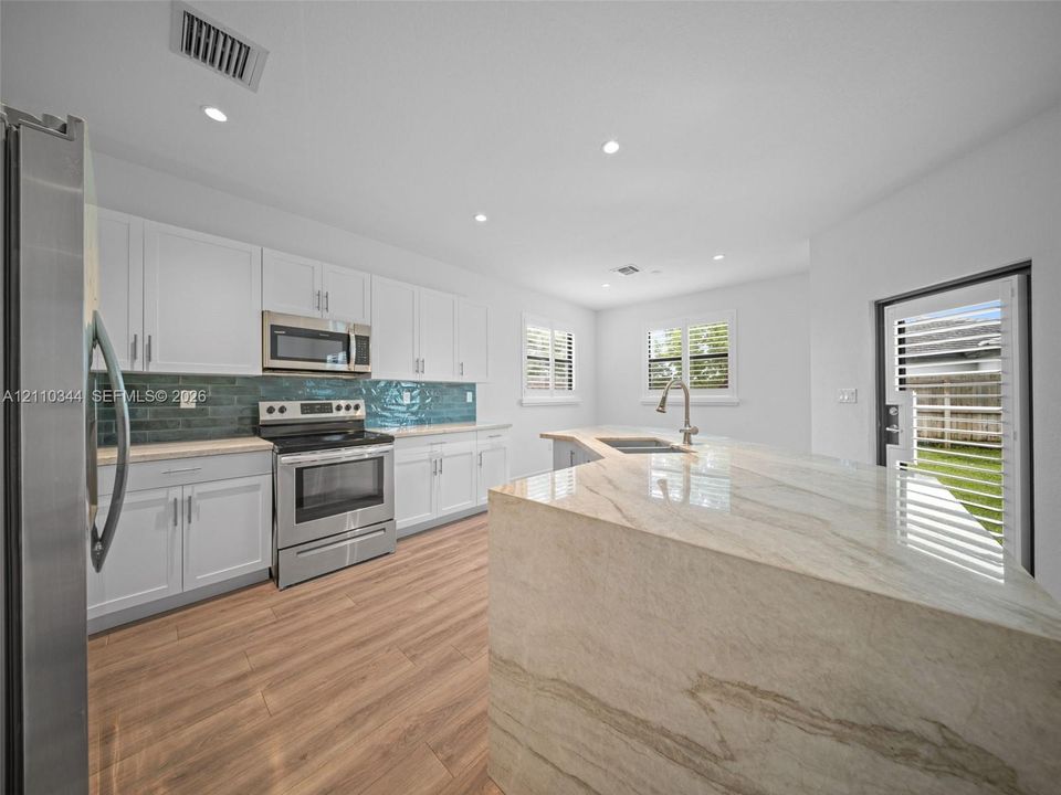 For Rent: $3,999 (5 beds, 3 baths, 3252 Square Feet)