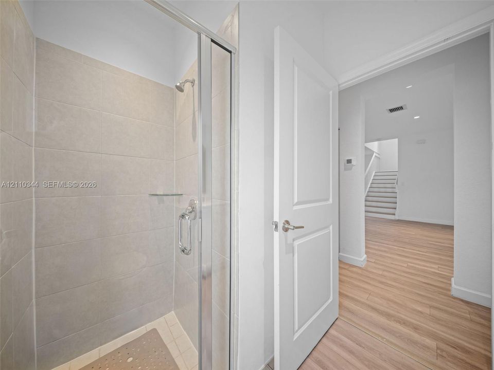 For Rent: $3,999 (5 beds, 3 baths, 3252 Square Feet)