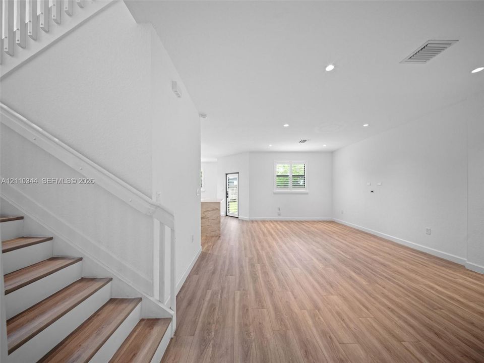 For Rent: $3,999 (5 beds, 3 baths, 3252 Square Feet)