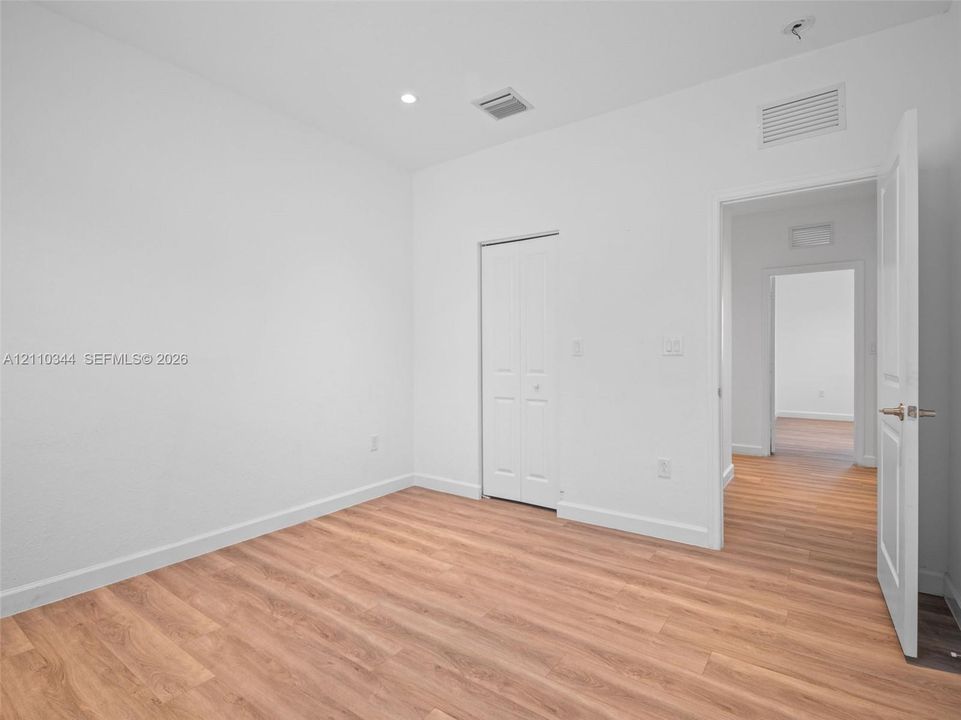 For Rent: $3,999 (5 beds, 3 baths, 3252 Square Feet)