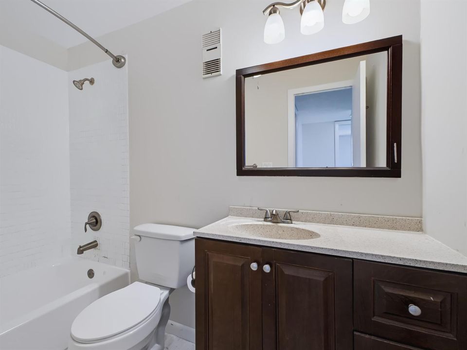 500 Executive Center Dr 5M - Bathroom