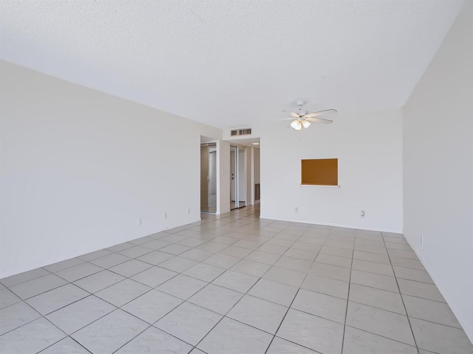 500 Executive Center Dr 5M - Living Room