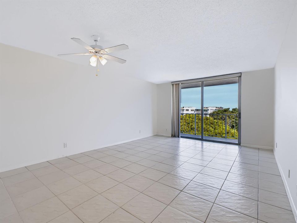 500 Executive Center Dr 5M - Living Room